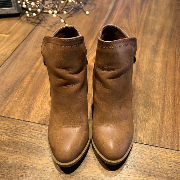 Brown leather boots - Picture 2 of 4